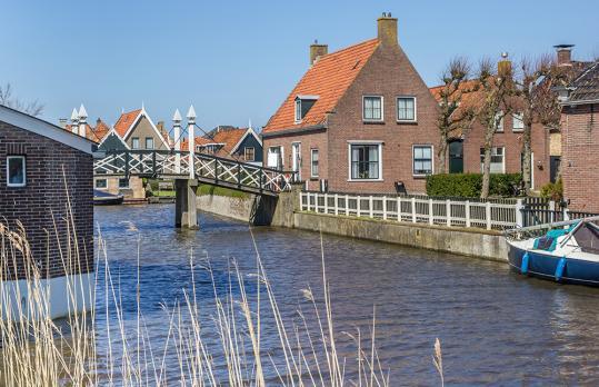 Het IJsselmeer en het oudje haventje van Hindeloopen zijn schitterend. Vakantiegangers vinden het een fijne plaats om te gaan zwemmen, te wandelen aan het strand en om van de rust en de natuur te genieten. 2. Het dorpje Hindeloopen