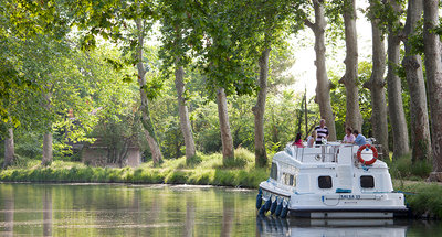 Salsa boot op het Canal du Midi in de lente